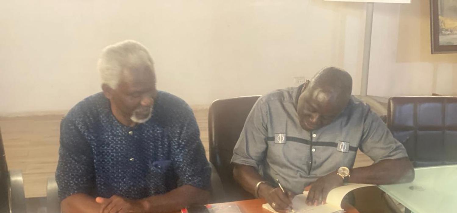 Séance de dédicace du livre de Dr Abdou NDAO